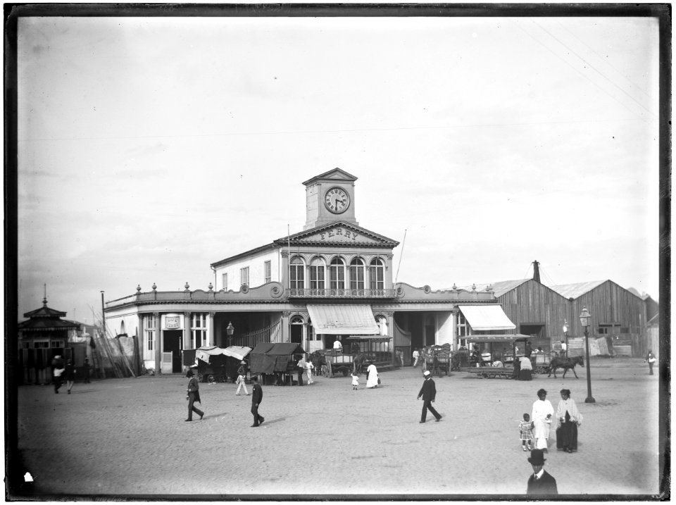 Estação das barcas na Praça XV de Novembro - 1