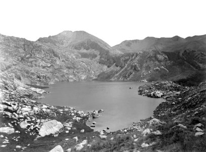Estany Gento entre muntanyes (restored)