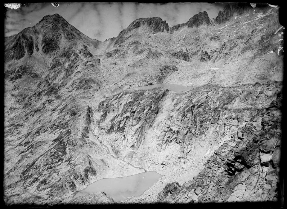 Estanys de la vall rocosa de Coronas des del coll de Llosás