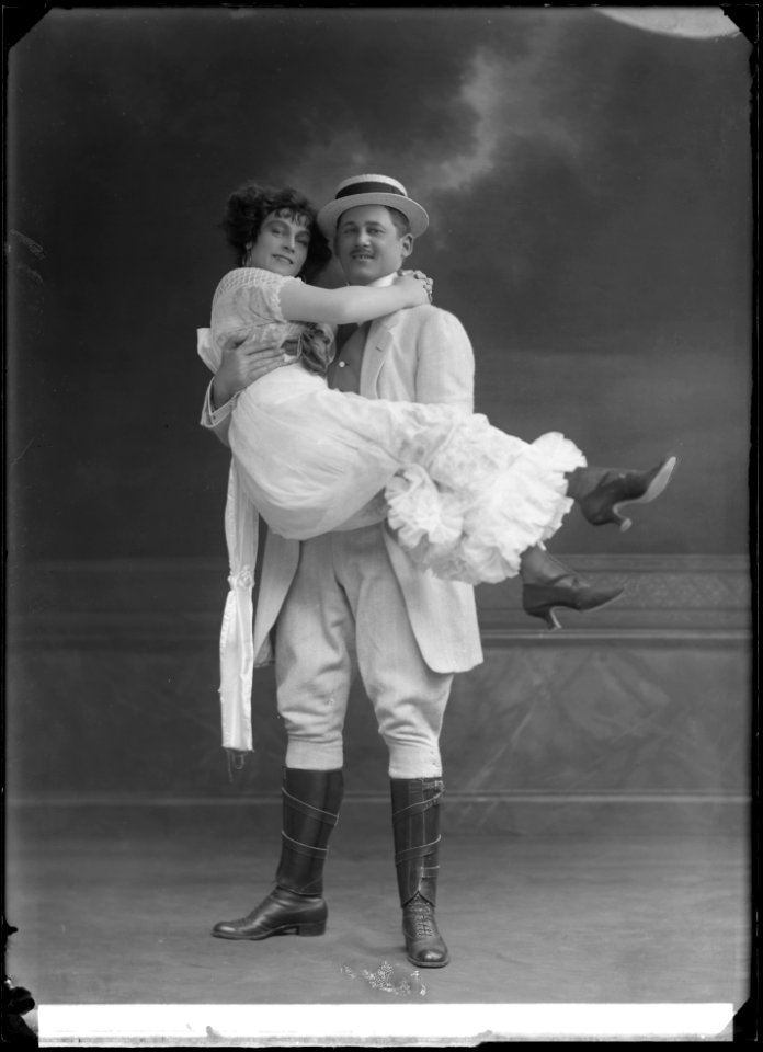 Ester Textorius and Elvin Ottoson in Huller om buller at Djurgårdsteatern 1911 - SMV - NO041