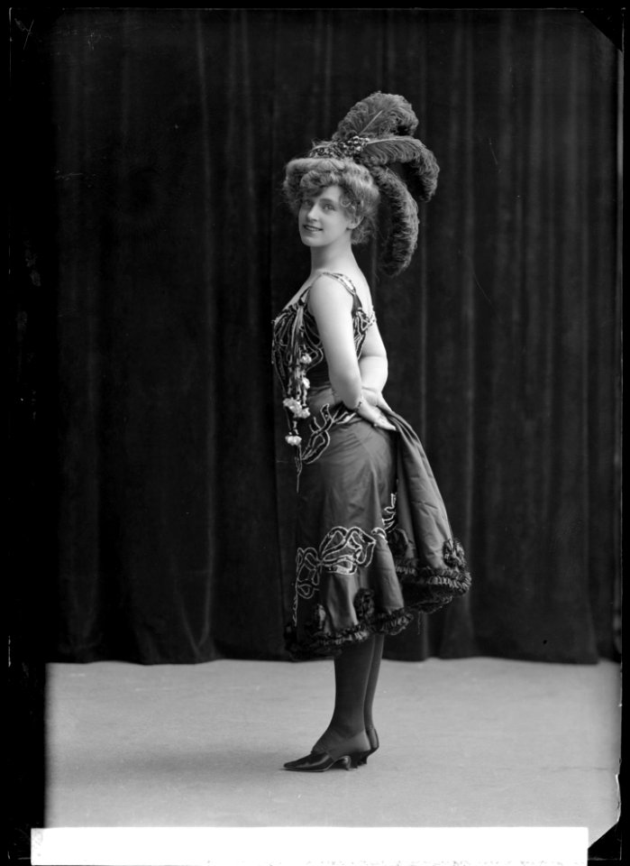 Ester Textorius in Den glada änkan som varietédiva at Djurgårdsteatern 1908 - SMV - NT005
