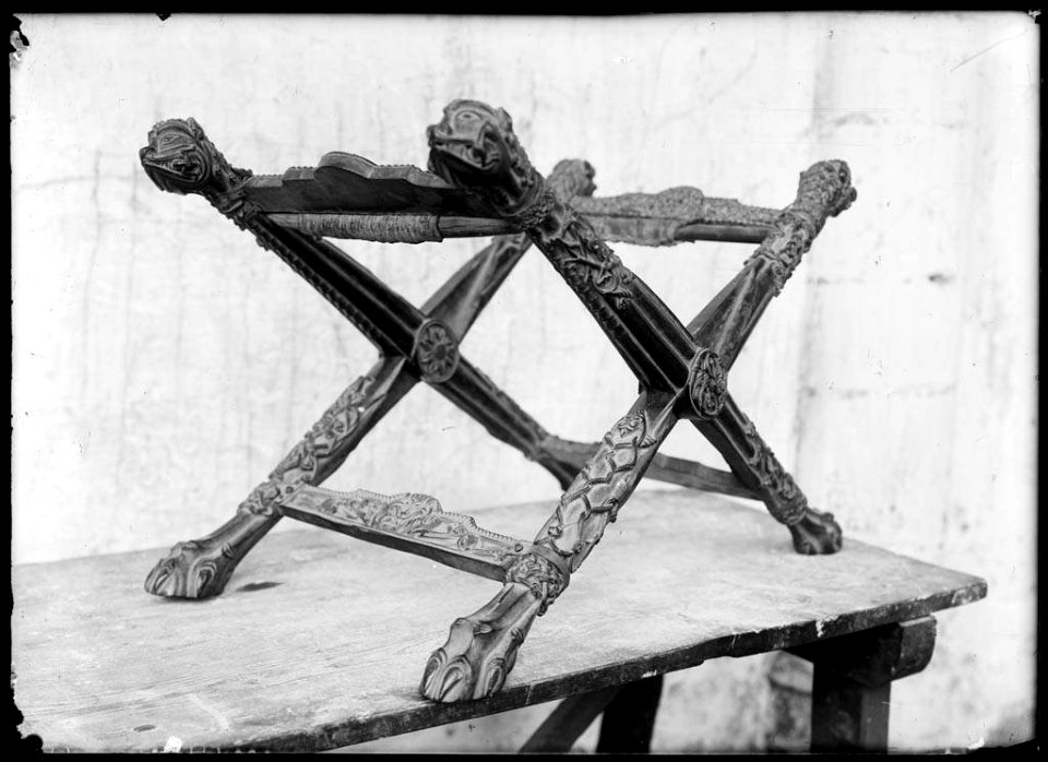 Estructura de fusta tallada de la cadira de San Ramón