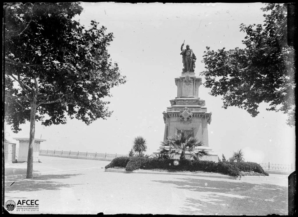 Estàtua al final d'un passeig