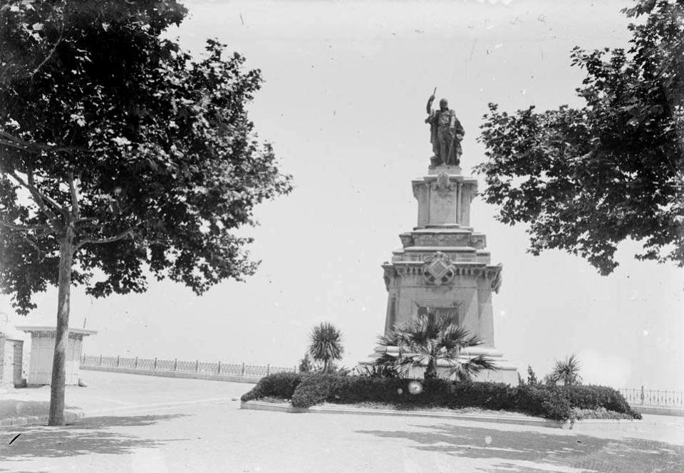 Estàtua al final d'un passeig (cropped)