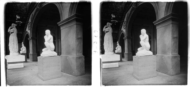Estàtua de dona pentinant-se