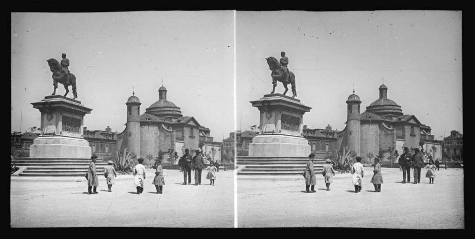 Estàtua eqüestre , monument al general Prim , al Parc de la Ciutadella i al fons una església (AFCEC BORDAS X 007)