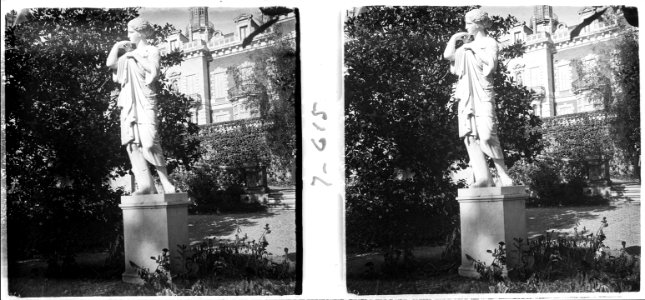 Estàtua i part de la façana de la torre de les heures