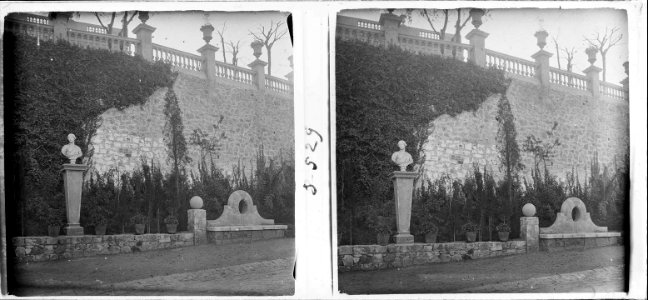 Estàtua i banc al parc de Montjuïc