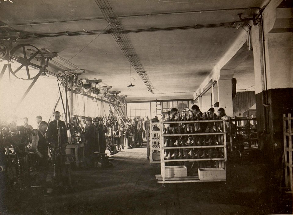 Etappen Montur Magazin Klagenfurt.Goiserer Bergschuhwerkstätte. (BildID 15476399)