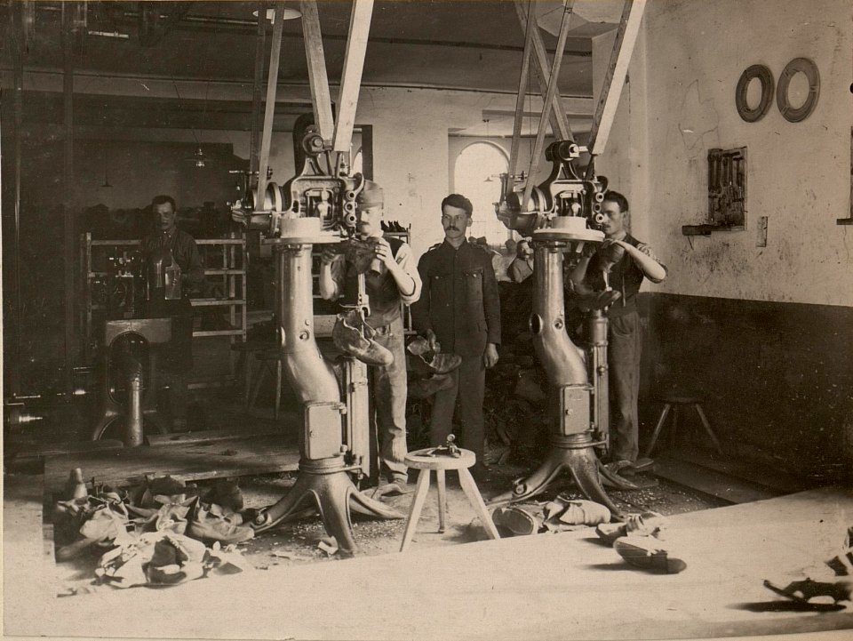 Etappenmontur Magazin in Klagenfurt. Goiserer Bergschuhwerkstätte. Beflockmaschine. (BildID 15476406)