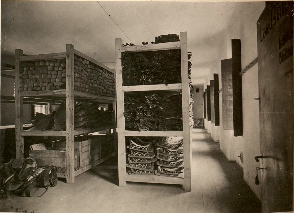 Etappenmontur Magazin in Klagenfurt. Reitzeugsorten. (BildID 15476448)