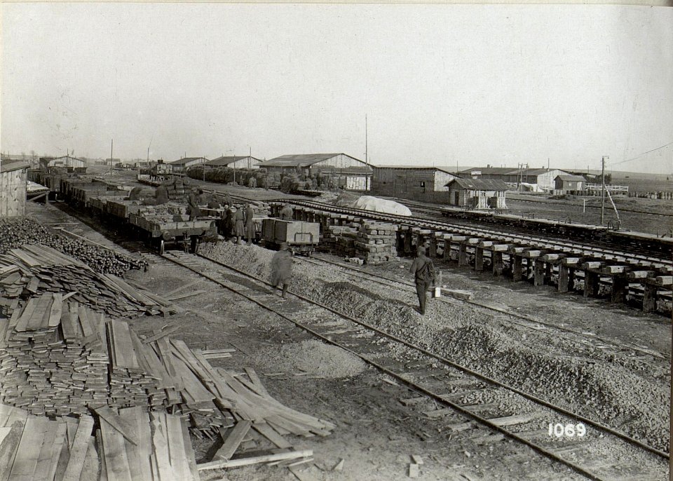 Etappenstationen und Verladebahnhöfe der vierten k.u.k. Armee wahrscheinlich in der Umgebung von Kowel (BildID 15684444)