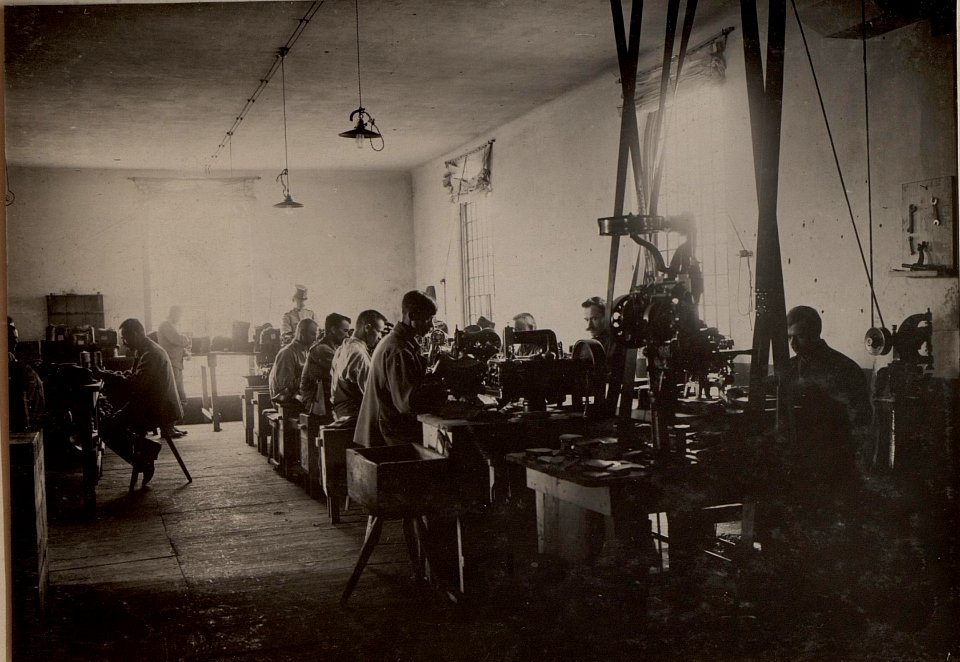 Etappenmontur Magazin in Klagenfurt. Goiserer Bergschuhwerkstätte. Stepper. (BildID 15476420)