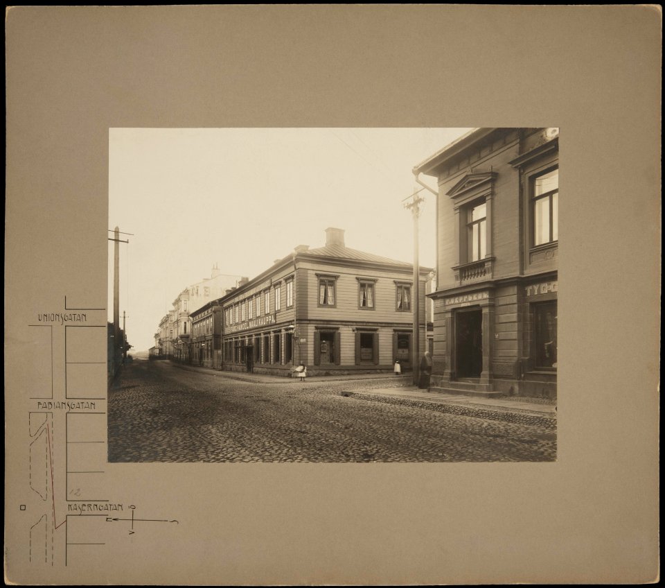 Etelä-Esplanaadikatu (=Eteläesplanadi) 12 (Kasarmikatu 27), 10, 8. Kulmatalossa mm - G16213 - hkm.HKMS000005-km0000m995