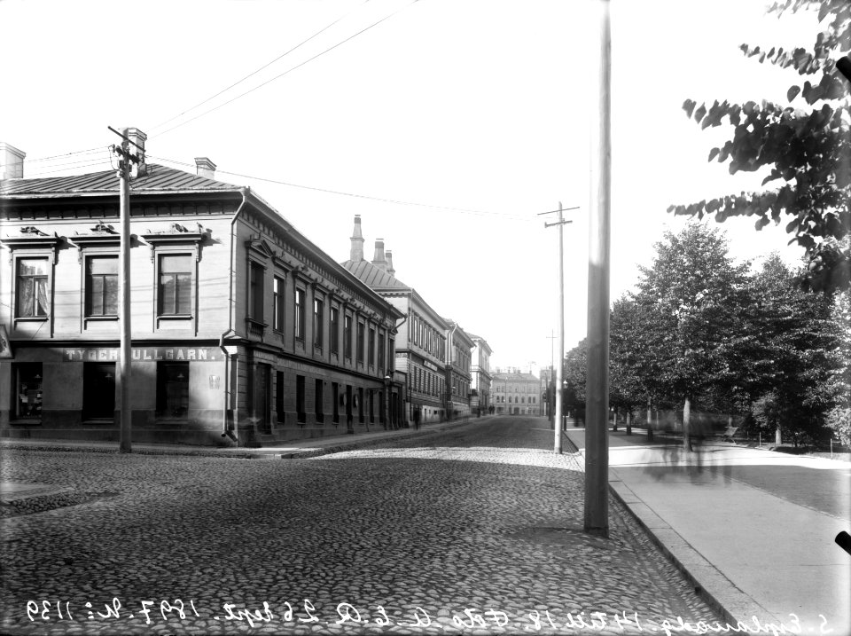Etelä-Esplanaadikatu (=Eteläesplanadi) 14, 16, 18 ja 20 Heikinkadulle (=Mannerheimintie) päin nähtynä - N1139 - hkm.HKMS000005-km0000mbl2