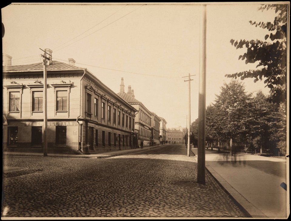 Etelä-Esplanaadikatu (=Eteläesplanadi) 14, 16, 18 ja 20 Heikinkadulle (=Mannerheimintie) päin nähtynä - G16142 - hkm.HKMS000005-km0000m8k1