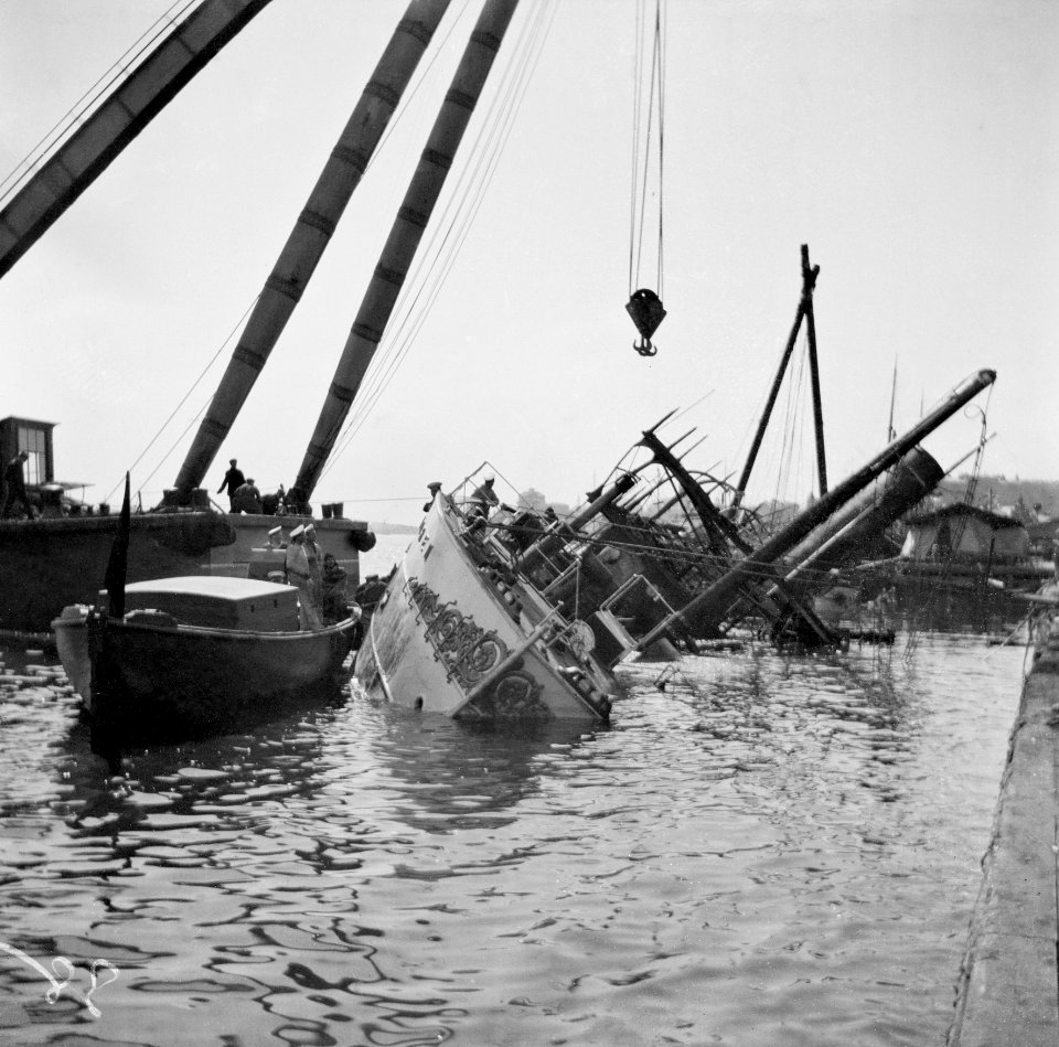 Eteläsatamassa tulipalossa vahingoittunut Bore II - N1946 (hkm.HKMS000005-000001a8)