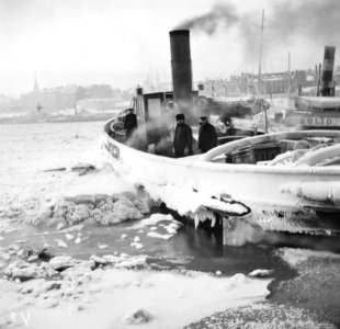 Eteläsatama pakkastalvena - N1944 (hkm.HKMS000005-000001a1)