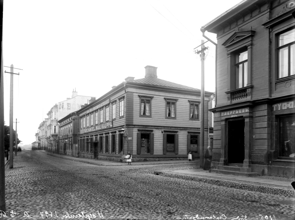 Etelä-Esplanaadikatu (=Eteläesplanadi) 12 (Kasarmikatu 27), 10, 8. Kulmatalossa mm - N1105 - hkm.HKMS000005-km0037wx