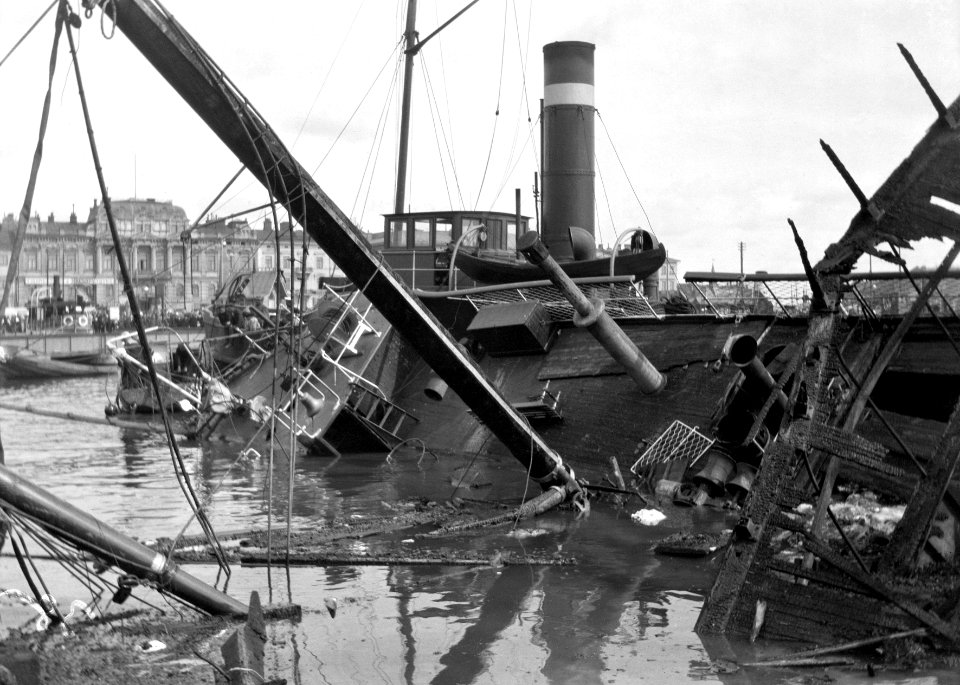 Eteläsatamassa tulipalossa vahingoittunut ss Bore II - N1924 (hkm.HKMS000005-000001bc)