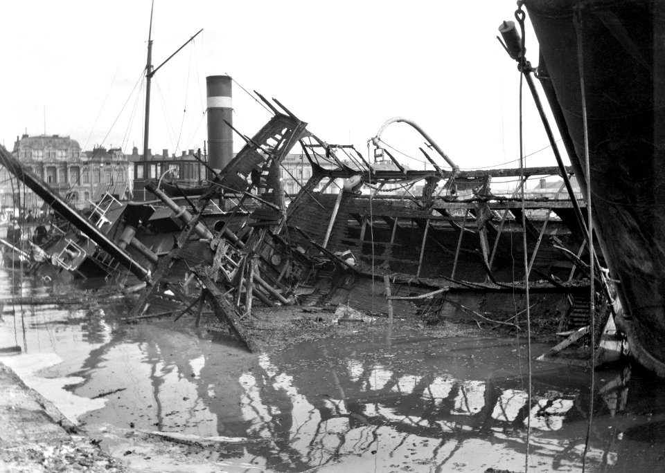 Eteläsatamassa tulipalossa vahingoittunut ss Bore II - N1914 (hkm.HKMS000005-000001am)