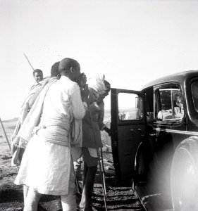 ETH-BIB-Abessinier neben einem Auto-Abessinienflug 1934-LBS MH02-22-0294-A