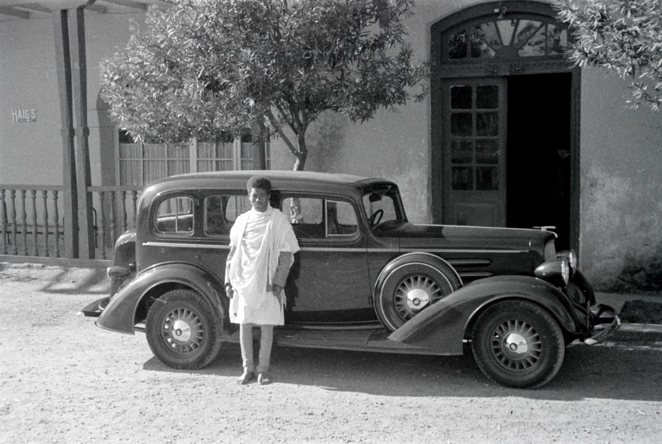 ETH-BIB-Abessinier vor Auto-Abessinienflug 1934-LBS MH02-22-0960