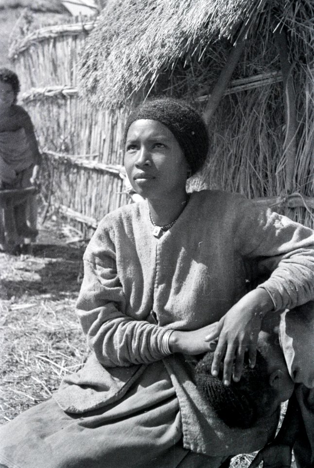 ETH-BIB-Abessinische Frau vor Hütte-Abessinienflug 1934-LBS MH02-22-1086