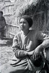 ETH-BIB-Abessinische Frau vor Hütte-Abessinienflug 1934-LBS MH02-22-1086