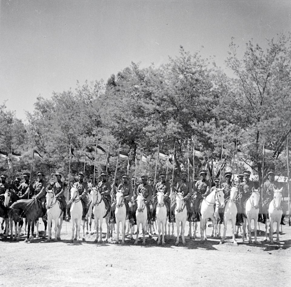 ETH-BIB-Abessinische Lanzenreiter an Militärparade-Abessinienflug 1934-LBS MH02-22-0608