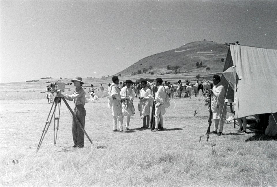 ETH-BIB-Abessinische Soldaten und Schweizer Kameramann-Abessinienflug 1934-LBS MH02-22-1006