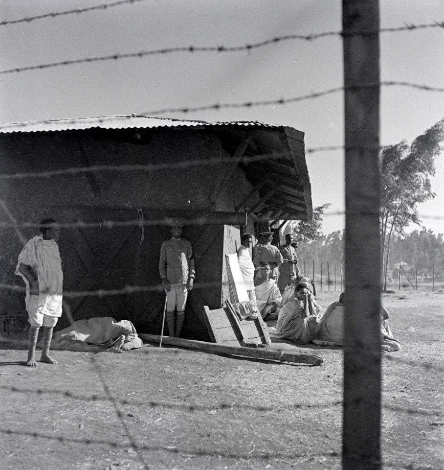 ETH-BIB-Abessinisches Gefängnis, mit Stacheldraht umzäunt-Abessinienflug 1934-LBS MH02-22-0649
