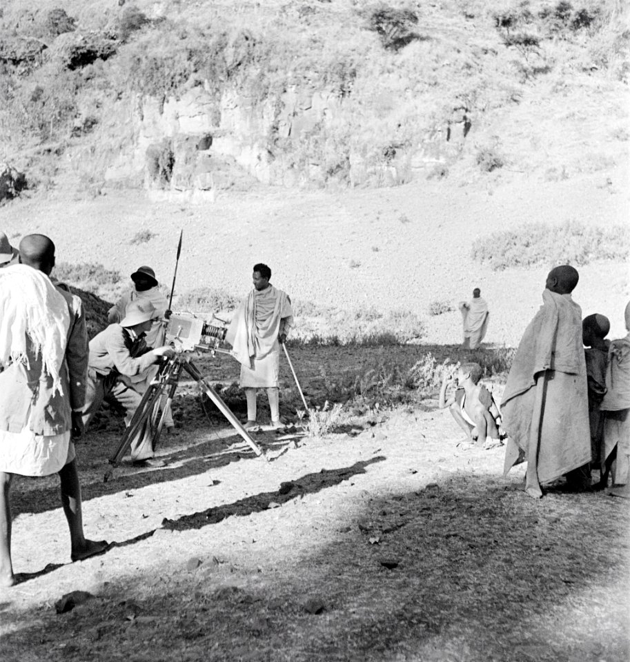 ETH-BIB-Abessinischer Knabe wird fotografiert-Abessinienflug 1934-LBS MH02-22-0307