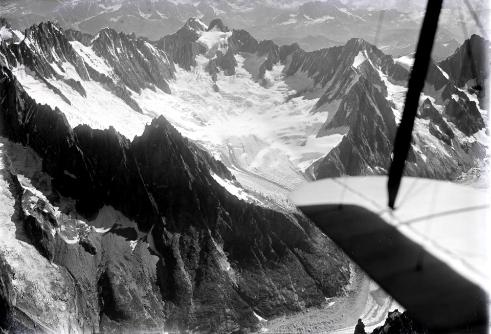 ETH-BIB-Aiguille de Triolett, Glacier de Triolet, Mont Dolent, Flacier de Talèfre v. W. aus 3800 m-Inlandflüge-LBS MH01-005179