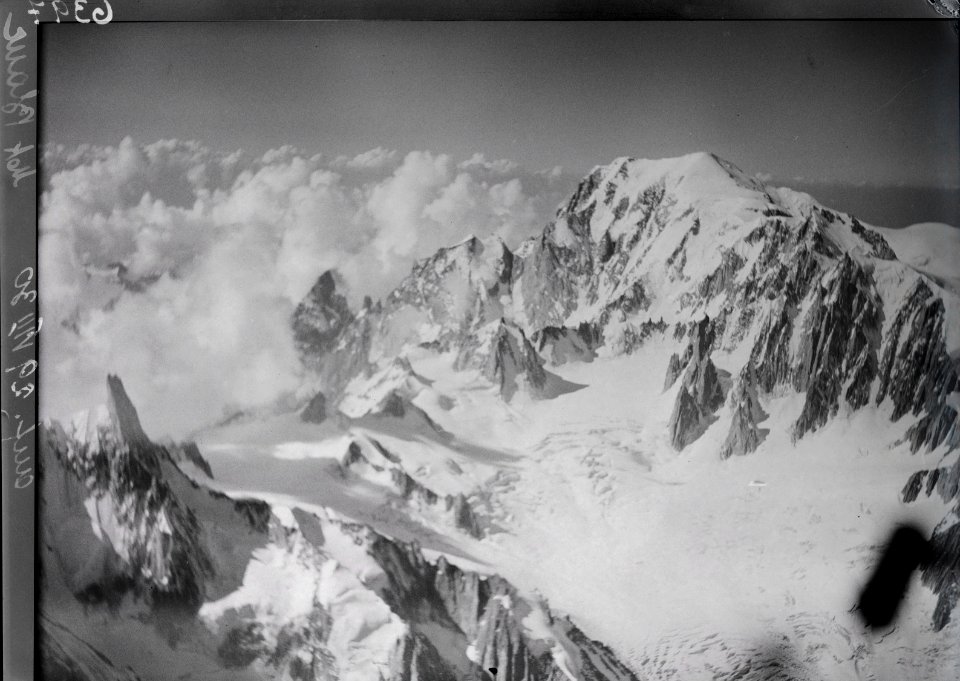ETH-BIB-Aiguille du Géant, Mont Blanc v. N. W. aus 4500 m-Inlandflüge-LBS MH01-006397