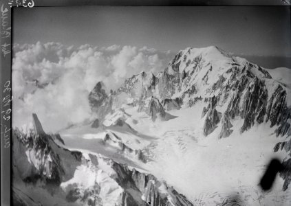 ETH-BIB-Aiguille du Géant, Mont Blanc v. N. W. aus 4500 m-Inlandflüge-LBS MH01-006397 photo