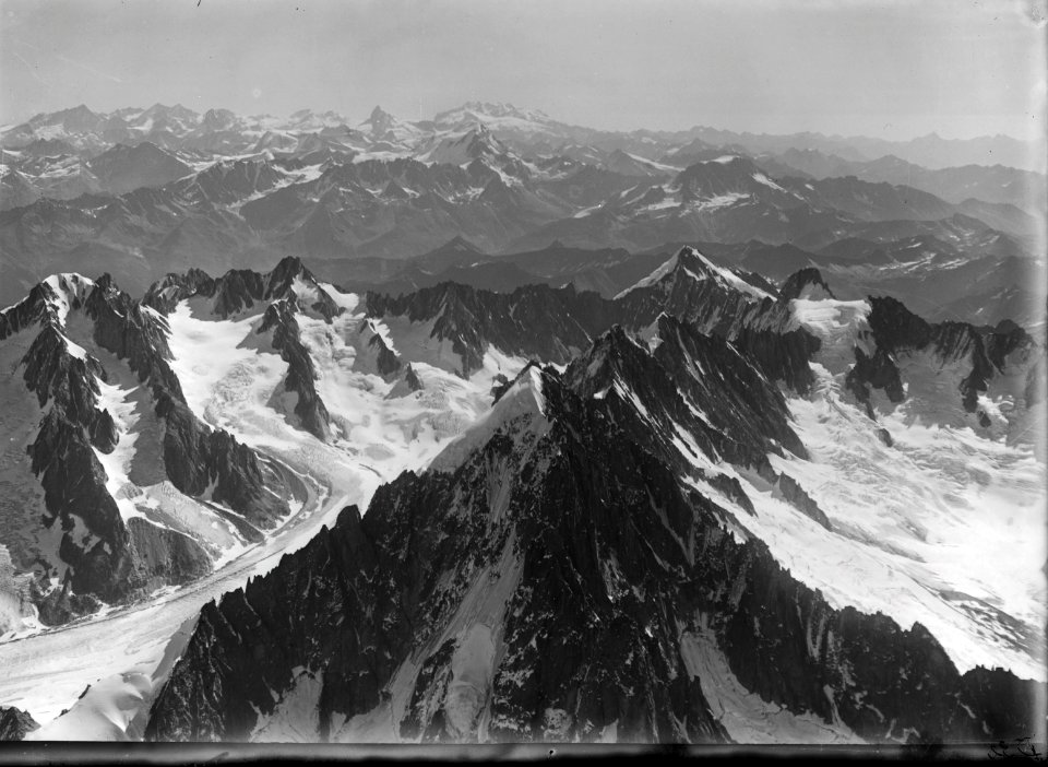 ETH-BIB-Aiguille Verte, Aiguille du Chardonnet, Aiguille d'Argentière, Aiguille Rouges, Mont Dolent v. W. aus 4000 m-Inlandflüge-LBS MH01-001276