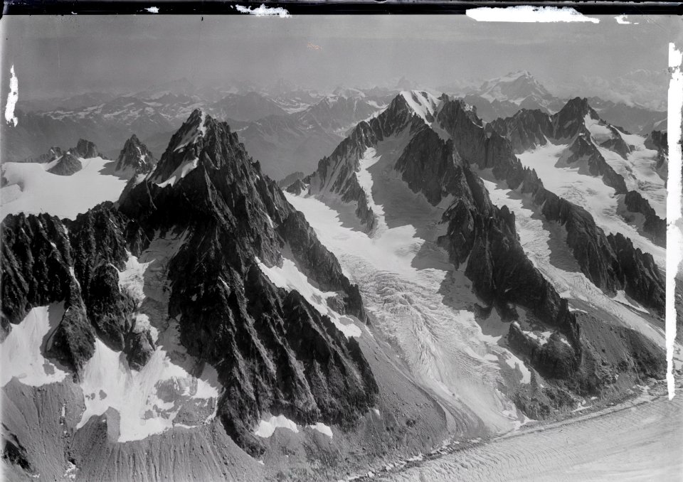 ETH-BIB-Aiguille du Chardonnet, Aiguille d'Argentière, Grand Combin v. W. aus 4000 m-Inlandflüge-LBS MH01-005191