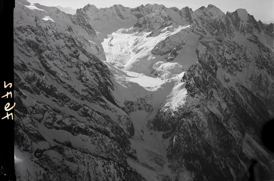 ETH-BIB-Albignagletscher mit Pizzo Cengalo und Pizzo Badile, Anflug von Norden über Bergell-Inlandflüge-LBS MH01-007672