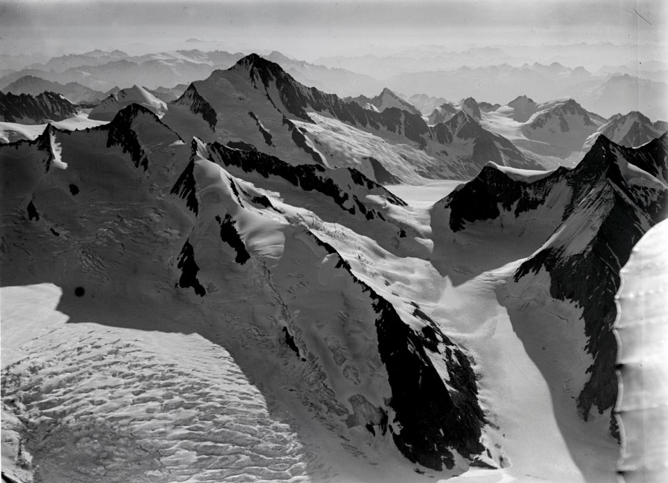ETH-BIB-Aletschgletscher, Grünhornlücke (zum Fiescherfirn), Finsteraarhorn, Grüneggfirn, Grünegghorn v. W. aus 4500 m-Inlandflüge-LBS MH01-001007