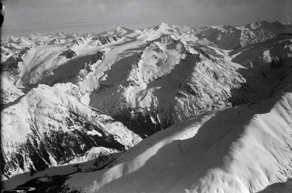 ETH-BIB-Albula, Piz Medel und Medelstal, von N. W. aus 3400 m-Inlandflüge-LBS MH01-000126