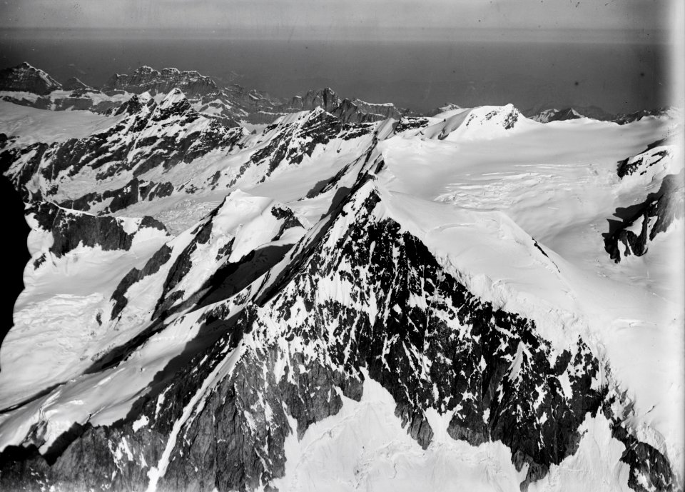 ETH-BIB-Aletschhorn, Grosshorn, Mittaghorn, Blümlisalp, Lauterbrunnen, Breithorn v. S. O. aus 5000 m-Inlandflüge-LBS MH01-001028
