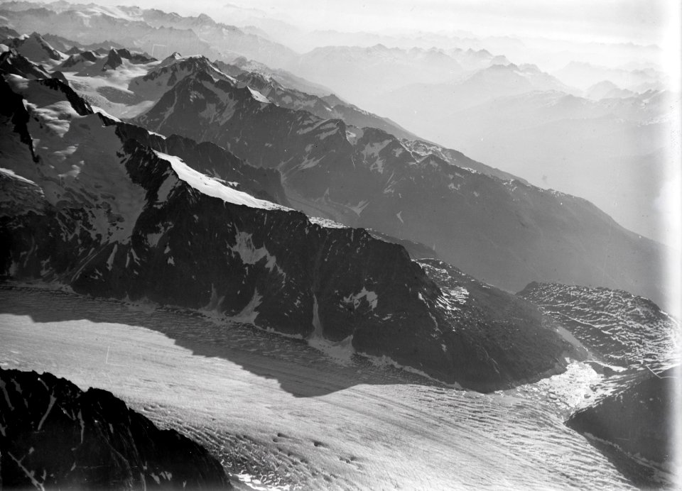 ETH-BIB-Aletschgletscher und, vom Eisstrom abgedämmt, der Märjelensee aus 4500 m-Inlandflüge-LBS MH01-001024