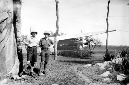 ETH-BIB-Alfred Künzle und Mechaniker Wegmann im Serengeti Camp-Kilimanjaroflug 1929-30-LBS MH02-07-0049
