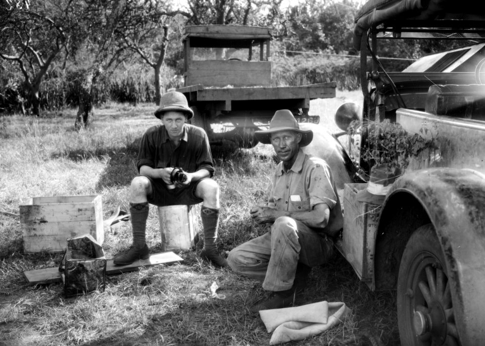 ETH-BIB-Alfred Künzle und Mechaniker Wegmann im Serengeti Camp-Kilimanjaroflug 1929-30-LBS MH02-07-0482