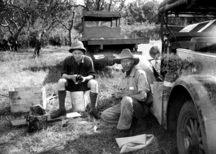 ETH-BIB-Alfred Künzle und Mechaniker Wegmann im Serengeti Camp-Kilimanjaroflug 1929-30-LBS MH02-07-0482
