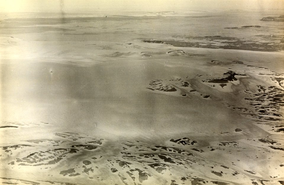 ETH-BIB-Alkenfjell (Ostküste Neufriesland) Hinlopenstrasse - Nordostland von Westen aus 2000 m Höhe-Spitzbergenflug 1923-LBS MH02-01-0018-A