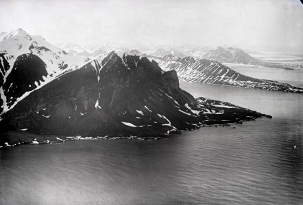 ETH-BIB-Alkhorn mit Ymerhafen und Nordfjord von Süd-Westen aus 600 m Höhe-Spitzbergenflug 1923-LBS MH02-01-0044