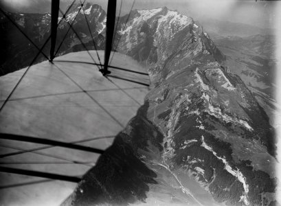 ETH-BIB-Alpstein, Säntiskette, Wasserauen, Wildkirchli,Tragfläche im Bild v. O. aus 2200 m-Inlandflüge-LBS MH01-001147