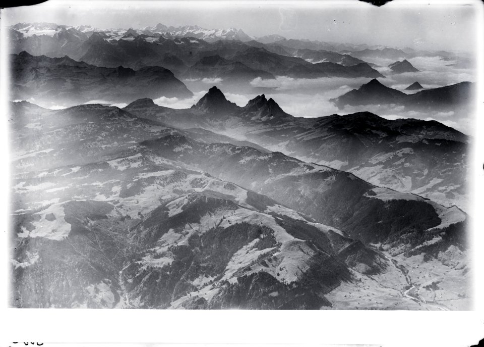 ETH-BIB-Alptal und Amseltal mit Stockfluh hinter Einsiedeln, Mythen, Unterwaldner und Berner Alpen v. N. O. aus 3000 m-Inlandflüge-LBS MH01-003005